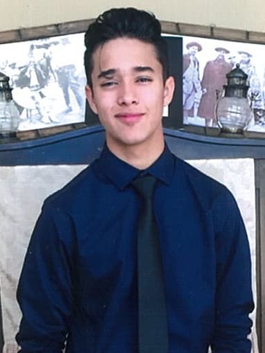 Tiene tres perritos, le gusta coleccionar pulseras y collares y su deporte favorito es el fútbol.