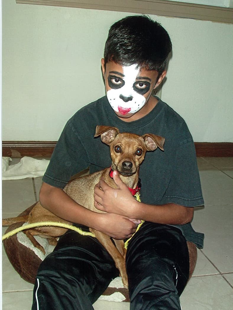 Tiene tres perritos, le gusta coleccionar pulseras y collares y su deporte favorito es el fútbol.