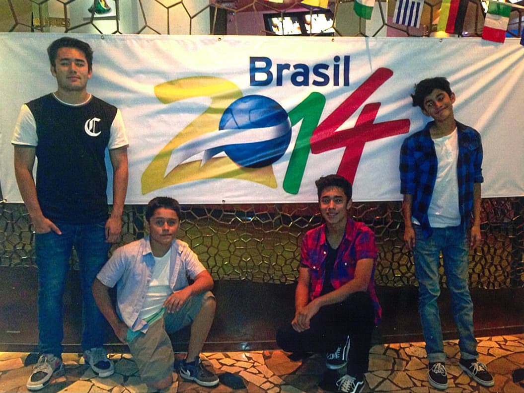 Tiene tres perritos, le gusta coleccionar pulseras y collares y su deporte favorito es el fútbol.