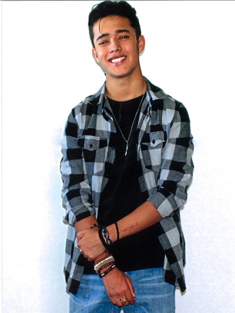 Tiene tres perritos, le gusta coleccionar pulseras y collares y su deporte favorito es el fútbol.