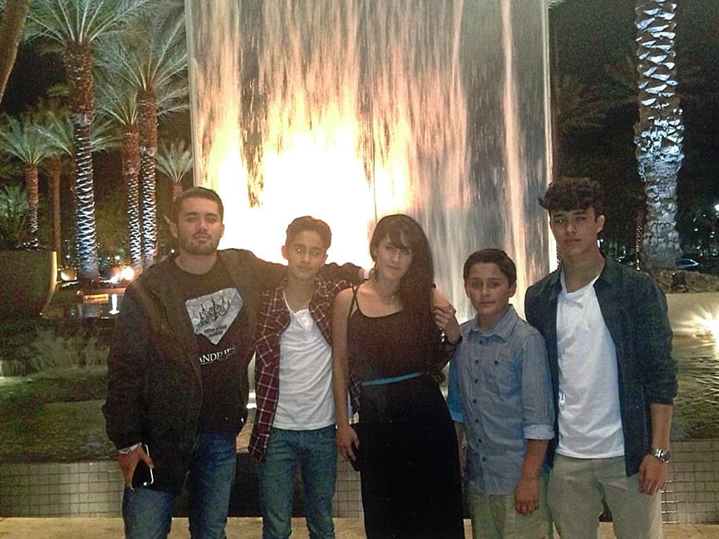 Tiene tres perritos, le gusta coleccionar pulseras y collares y su deporte favorito es el fútbol.