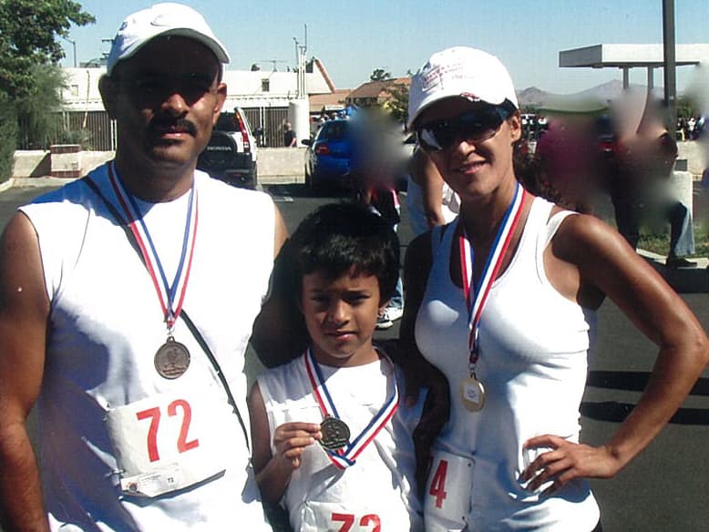 Tiene tres perritos, le gusta coleccionar pulseras y collares y su deporte favorito es el fútbol.