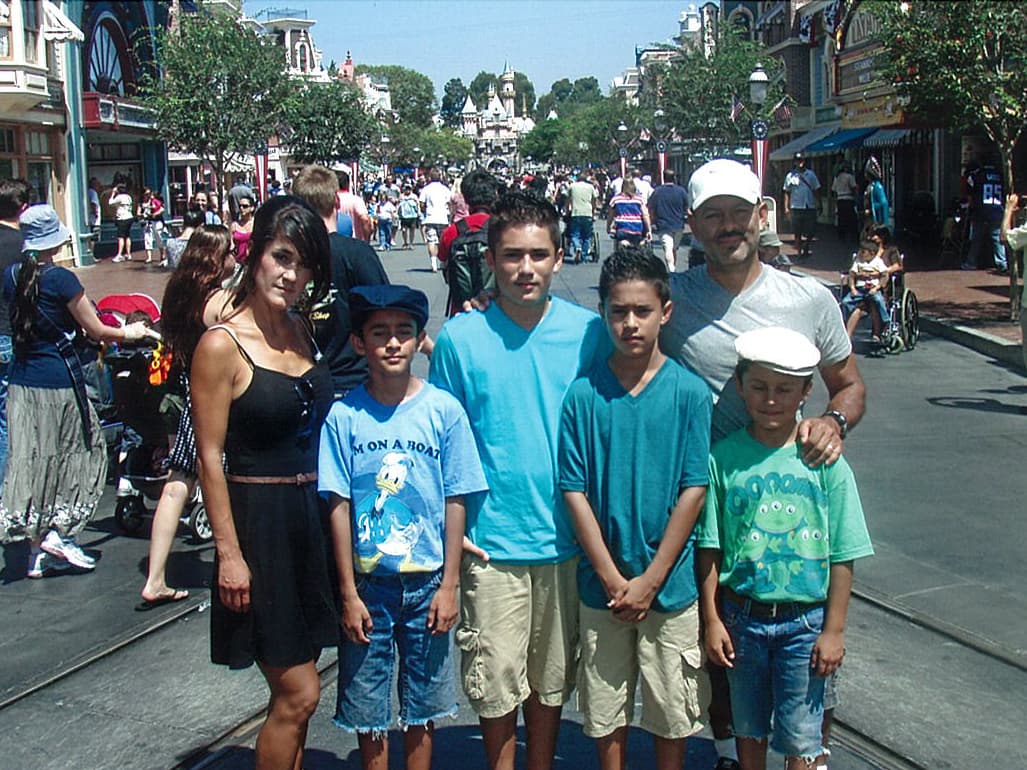 Tiene tres perritos, le gusta coleccionar pulseras y collares y su deporte favorito es el fútbol.