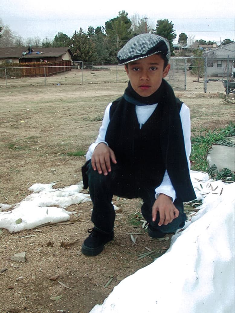 Tiene tres perritos, le gusta coleccionar pulseras y collares y su deporte favorito es el fútbol.