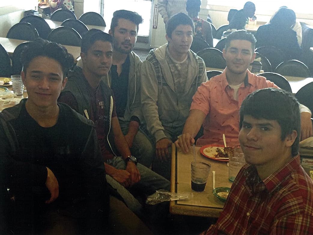 Tiene tres perritos, le gusta coleccionar pulseras y collares y su deporte favorito es el fútbol.