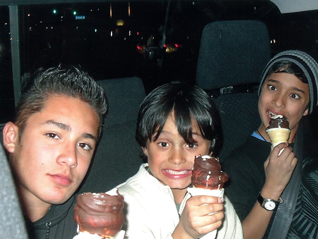 Tiene tres perritos, le gusta coleccionar pulseras y collares y su deporte favorito es el fútbol.