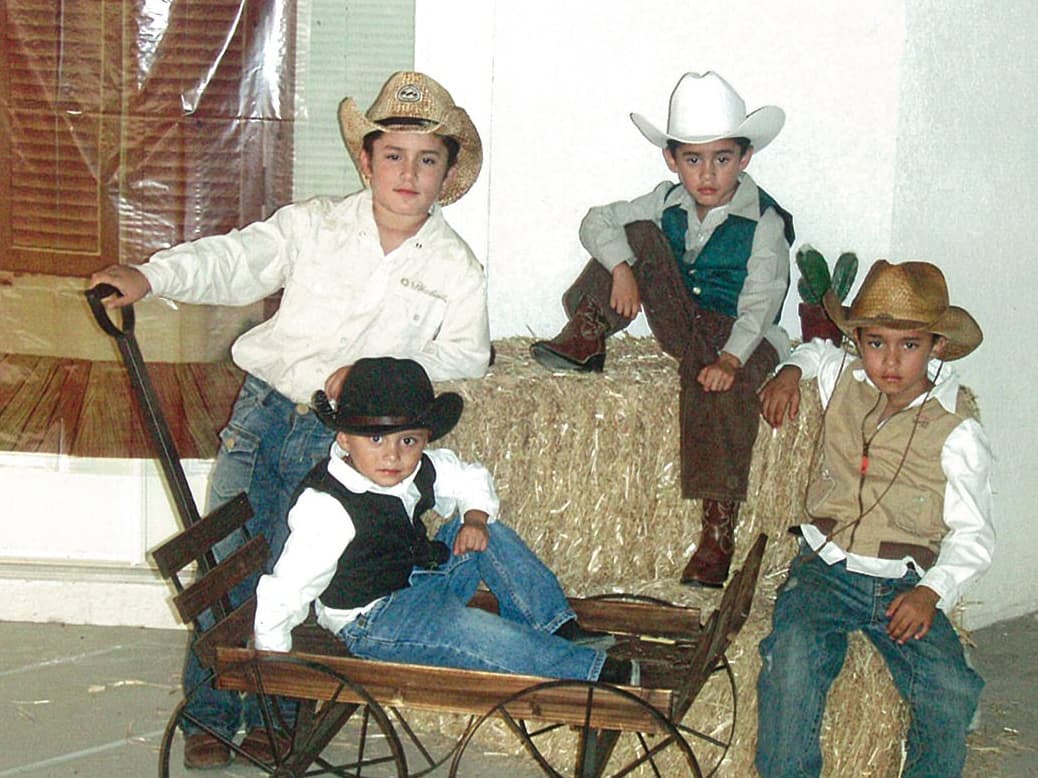 Tiene tres perritos, le gusta coleccionar pulseras y collares y su deporte favorito es el fútbol.