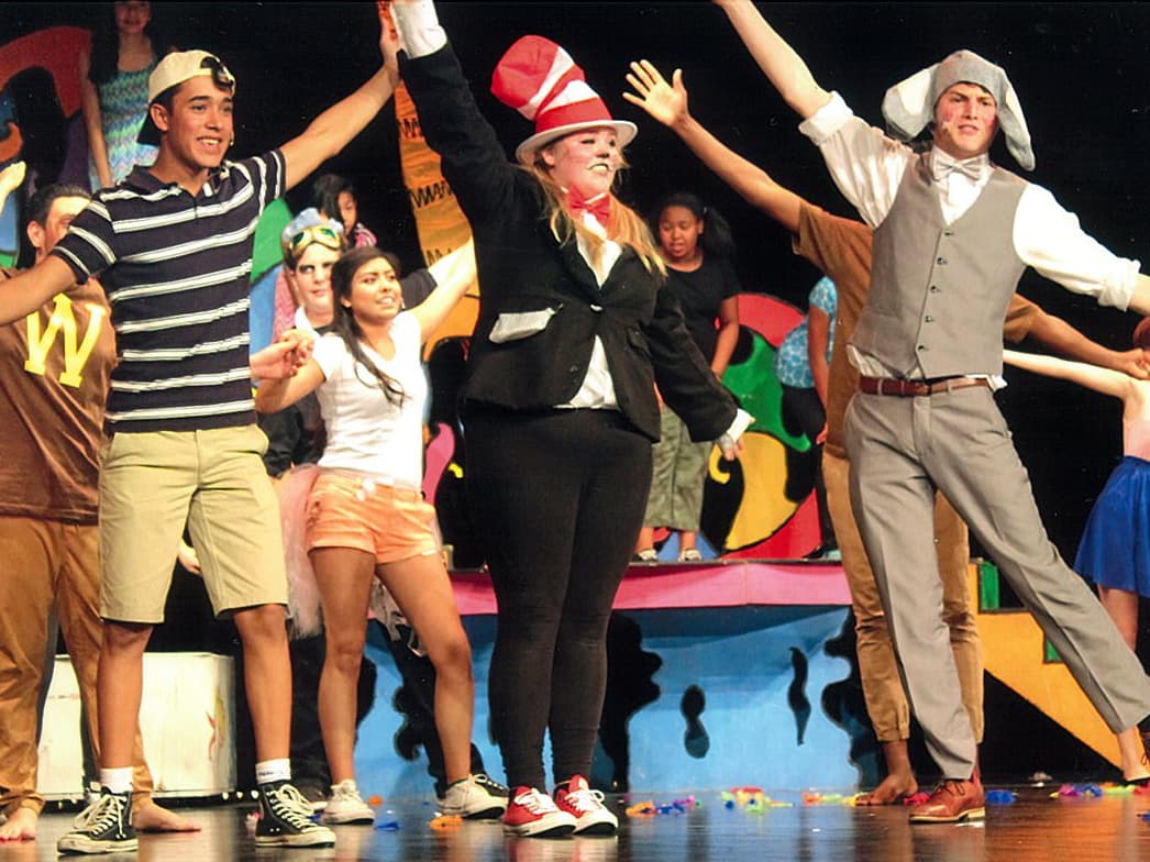 Tiene tres perritos, le gusta coleccionar pulseras y collares y su deporte favorito es el fútbol.