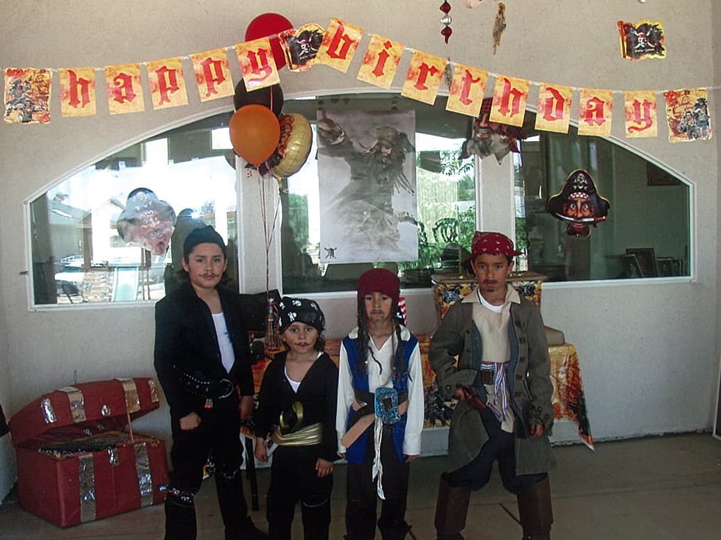 Tiene tres perritos, le gusta coleccionar pulseras y collares y su deporte favorito es el fútbol.