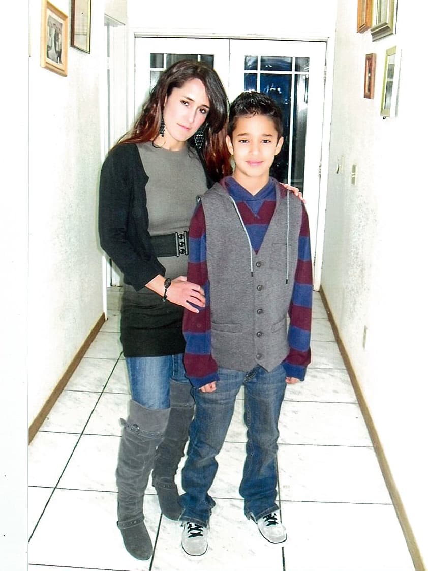 Tiene tres perritos, le gusta coleccionar pulseras y collares y su deporte favorito es el fútbol.