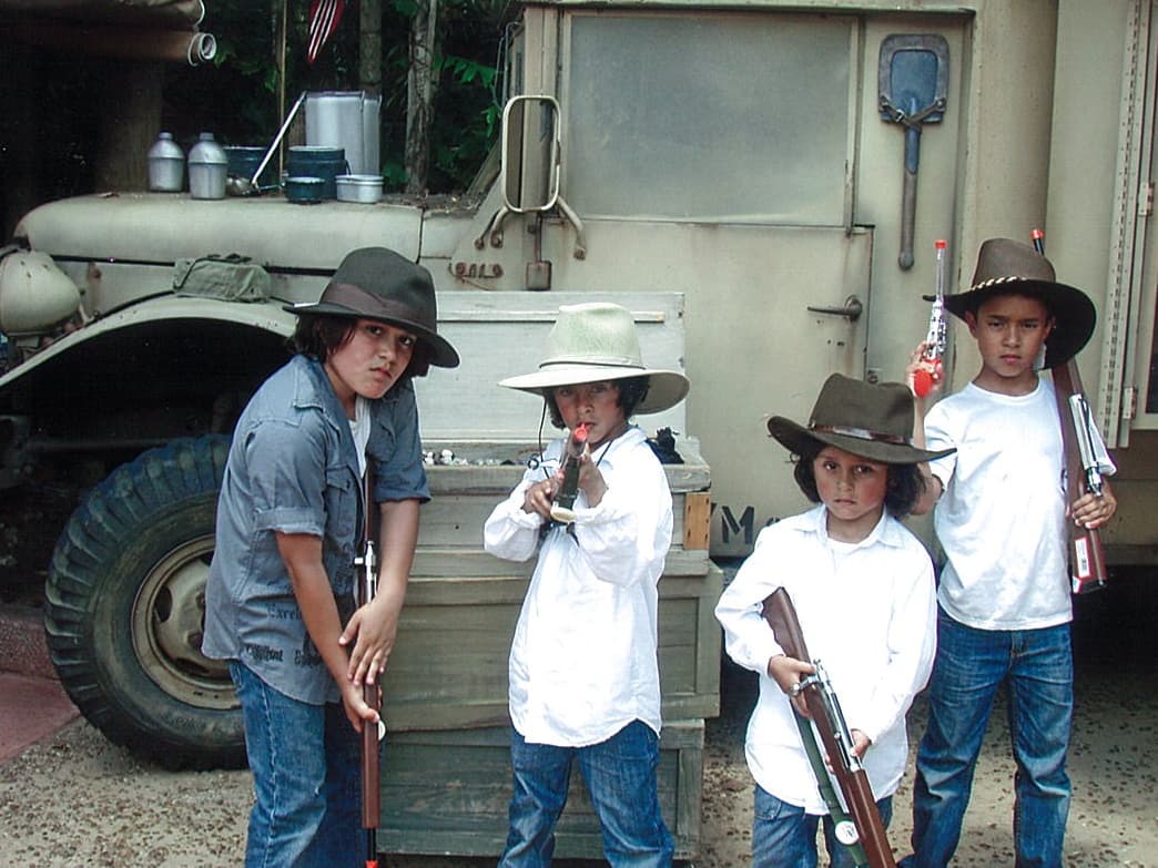 Tiene tres perritos, le gusta coleccionar pulseras y collares y su deporte favorito es el fútbol.