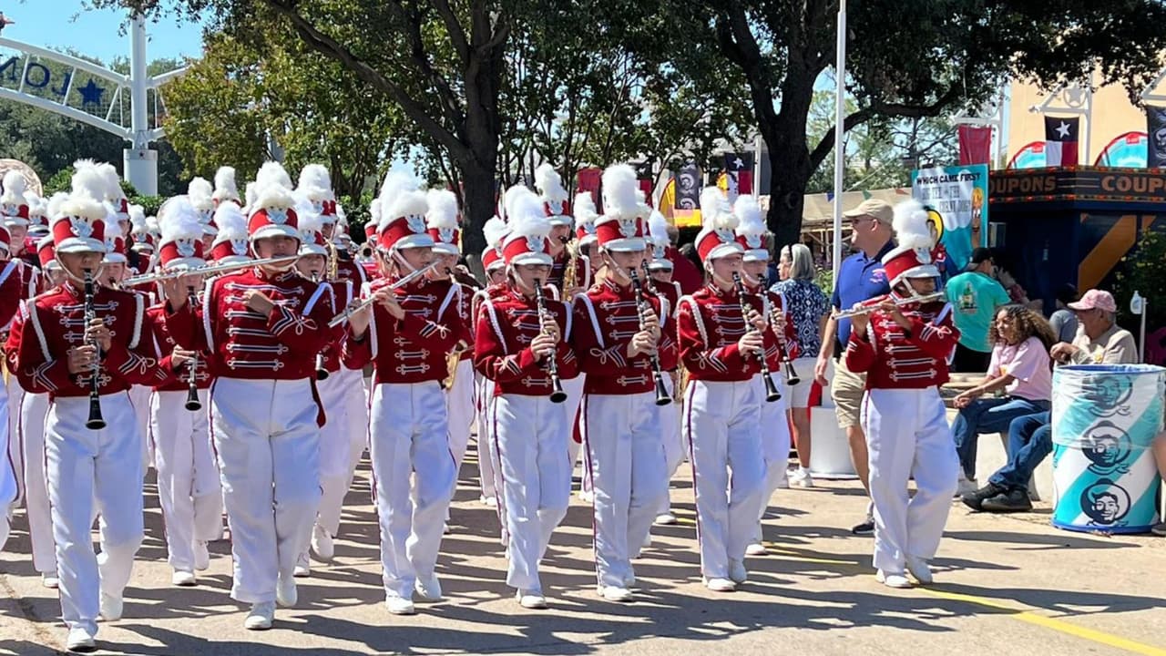 En el desfile de la Feria Estatal de Texas las calles se llenaron de color y música con decenas de carros alegóricos que impactaron a los primeros asistentes.