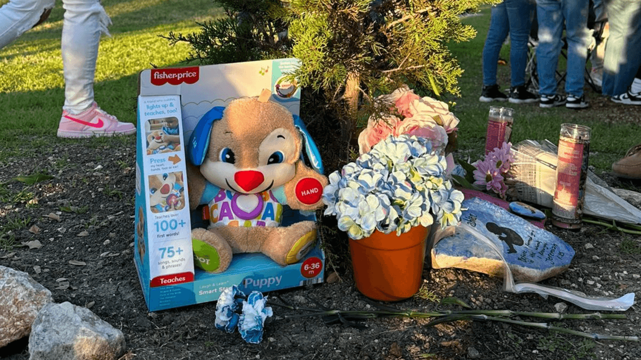 También colocaron un juguete para poder honrar a Fabián, el bebé no nacido.