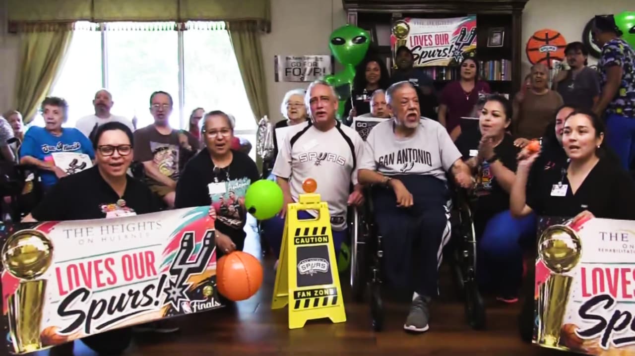 Adultos mayores celebran el regreso de los Spurs a las Finales