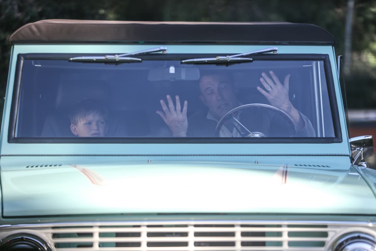 De acuerdo con información de la agencia The Grosby Group, el intérprete de Batman llevó a su hijo de 10 años a sus clases de natación.
<br>