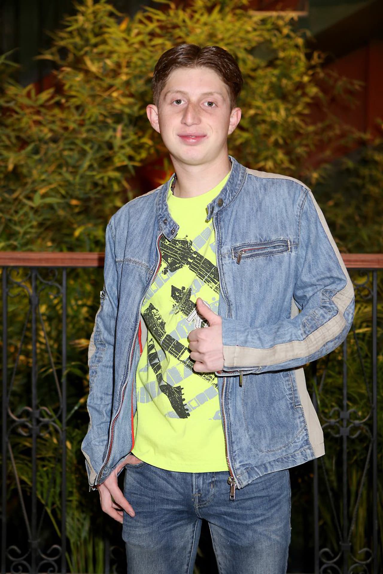 El actor de 22 años falleció el 29 de octubre de 2021 en una persecución policiaca en el Estado de México. La versión oficial es que
<b><a href="https://www.univision.com/famosos/muere-octavio-ocana-benito-vecinos" target="_blank"> el artista se disparó con un arma</a></b> que traía en la guantera de la camioneta que conducía. 
<br>