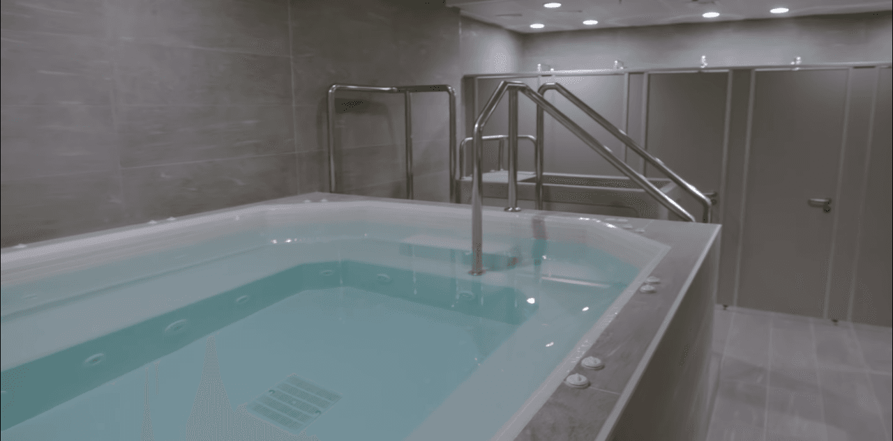 Los vestuarios tendrán zonas húmedas para recuperación muscular, así como espacios para ejercicios previos a la competencia.