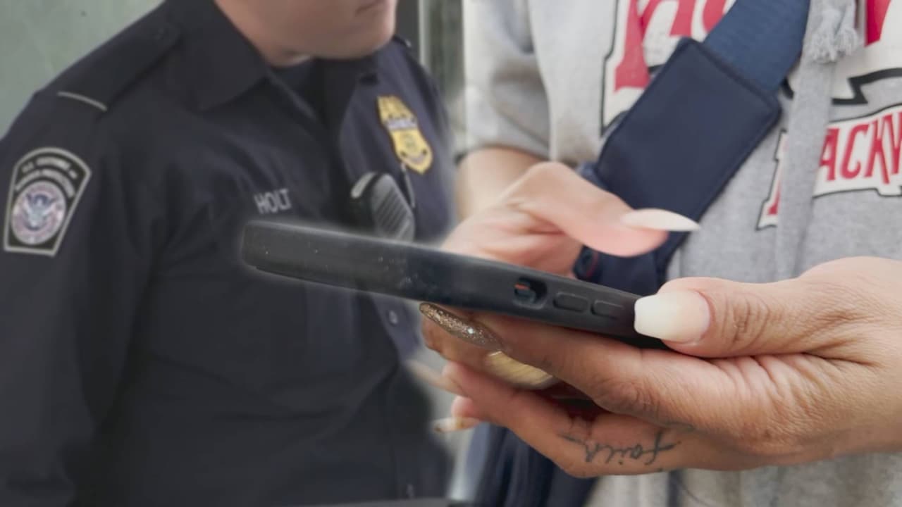 ¿Puede un agente de la frontera revisar su celular? Esto dicen abogados de inmigración