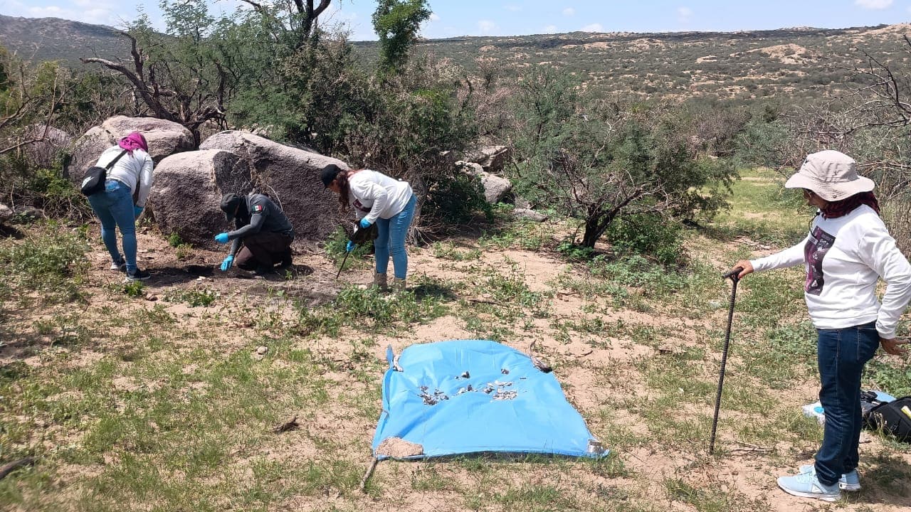 Las Madres Buscadoras de Sonora piden a toda persona con información que pueda ayudar a una familia a encontrar a sus desaparecidos, se ponga en contacto con ellas, al número 
<b>662-341-5616</b>.