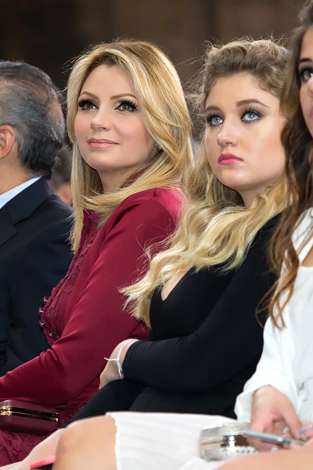 Pero desde la primera fila, ahí estaba su esposa, Angélica Rivera.