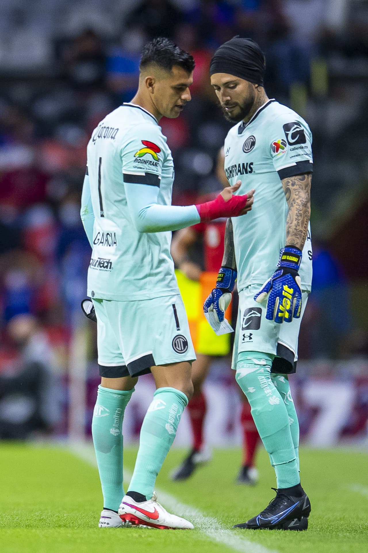 En el segundo gol de la Máquina, Luis García chocó con Orbelín Pineda y no pudo seguir en el partido.