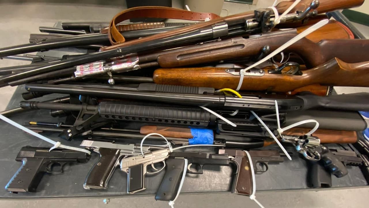 Por ello, la Fundación Matt García, creada en honor del concejal latino, participó en el programa de compra de armas que organizó el Departamento de Policía de Fairfield.
<br>