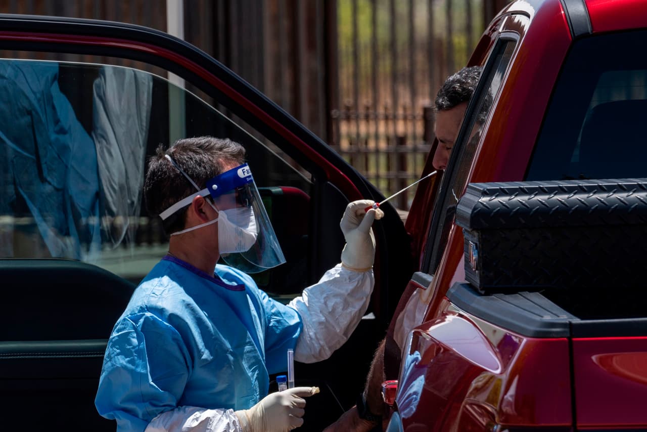 El primer caso de coronavirus en el estado se reporto el 4 de marzo en el condado Fort Bend. Un mes después, el 4 de abril, se tenía un registro de 6,110 casos en 151 condados. Hasta este lunes se tienen contabilizados 48,693 casos en 222 condados. 
<br>