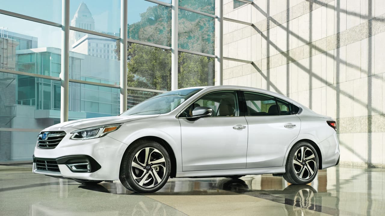 Este jueves Subaru presentó en el
<b>Auto Show de Chicago</b> la séptima generación de su sedán familiar; el
<b>Subaru Legacy 2020</b>.
<br>A pesar de ser un diseño totalmente nuevo construido sobre una arquitectura también totalmente nueva, el Legacy 2020 guarda una fuerte familiaridad visual en relación al vehículo que sustituye lo que habla del fuerte
<b>lazo emocional </b>de su base de clientes con sus productos.
<br>Subaru promete que la nueva plataforma con mayor rigidez emocional junto con su suspensión de nuevo diseño mejora tanto la comodidad de su marcha como su comportamiento dinámico. Habrá que probarlo.