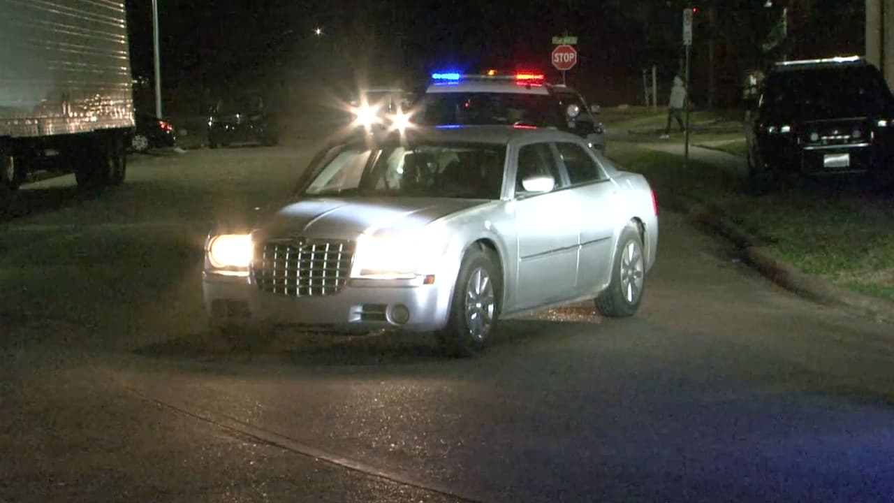 Alrededor de las 12:50 am de este domingo, la policía recibió una llamada sobre el presunto robo. Cuando los oficiales ordenaron a los hombres detenerse, estos escaparon iniciando la persecución.
