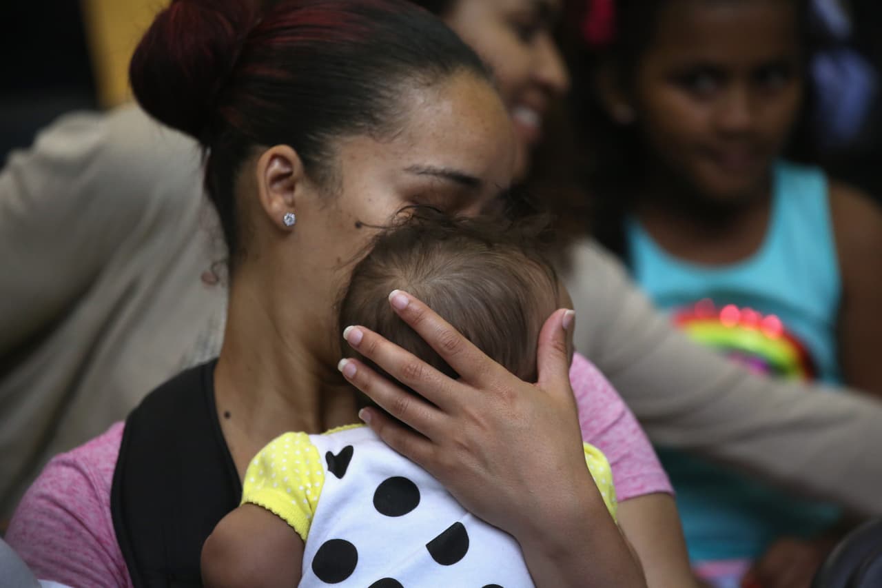 La ayuda que este año reciben los inmigrantes legales para tramitar su ciudadanía, proveniente de la Casa Blanca y de asociaciones sin fines de lucro, incluyen facilidades como poder pagar la cuota de 680 dólares con tarjeta de crédito, hacer pruebas online del examen de civismo y la distribución de aplicaciones en bibliotecas públicas de distintos estados.