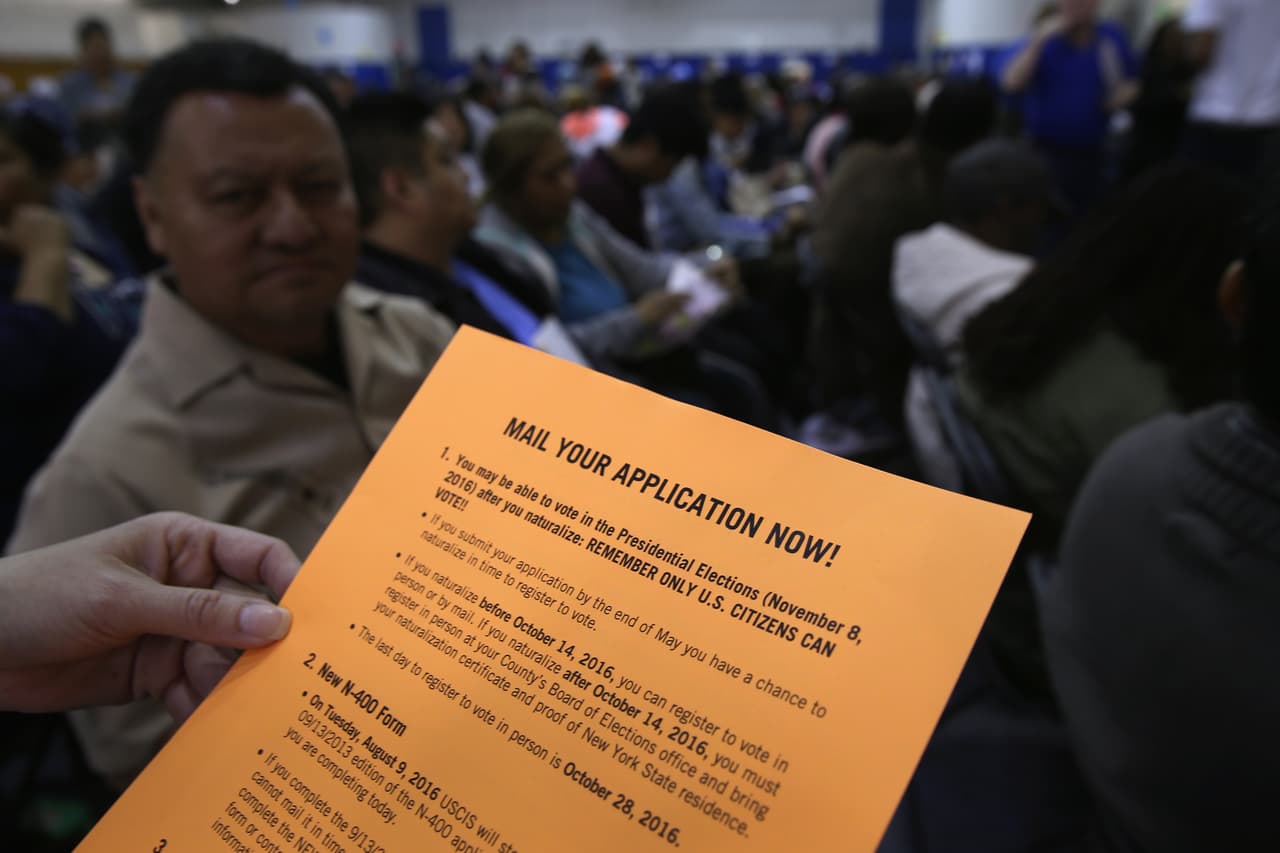 Migrantes saturan oficinas de trámites en Nueva York en busca de su ciudadanía.
