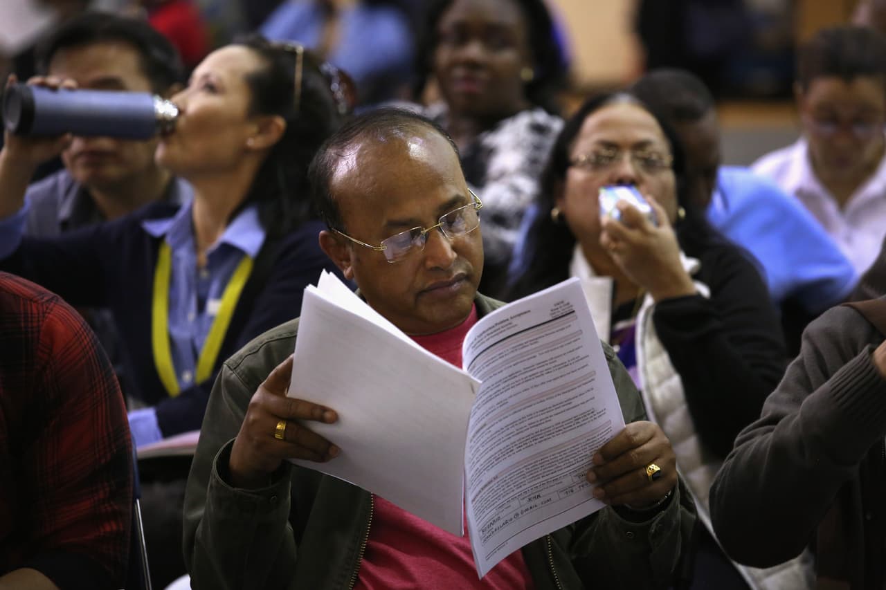 Según una medición de 2013, de entre 3.7 millones de residentes latinos legales elegibles para naturalizarse, aproximadamente 2.7 millones provenían de México.