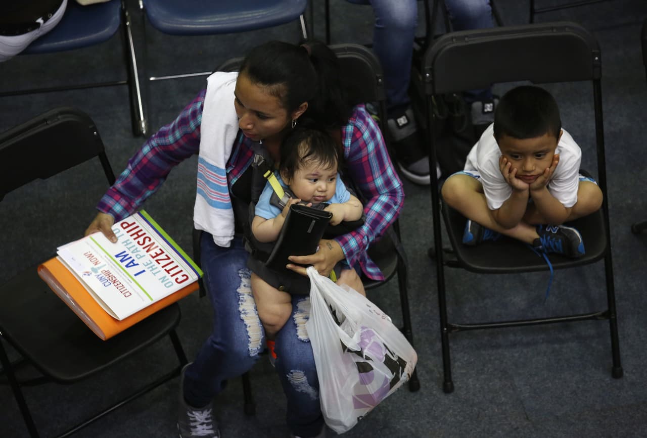 Inmigrantes legales esperan asistencia con su aplicación en el evento Citizenship Now!