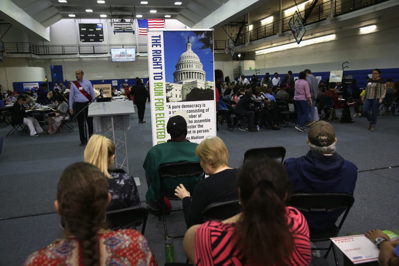 El Centro Pew reportó esta semana que el número de residentes permanentes legales que solicitaron la ciudadanía estadounidense entre octubre de 2015 y enero de 2016 fue el más alto en cuatro años.