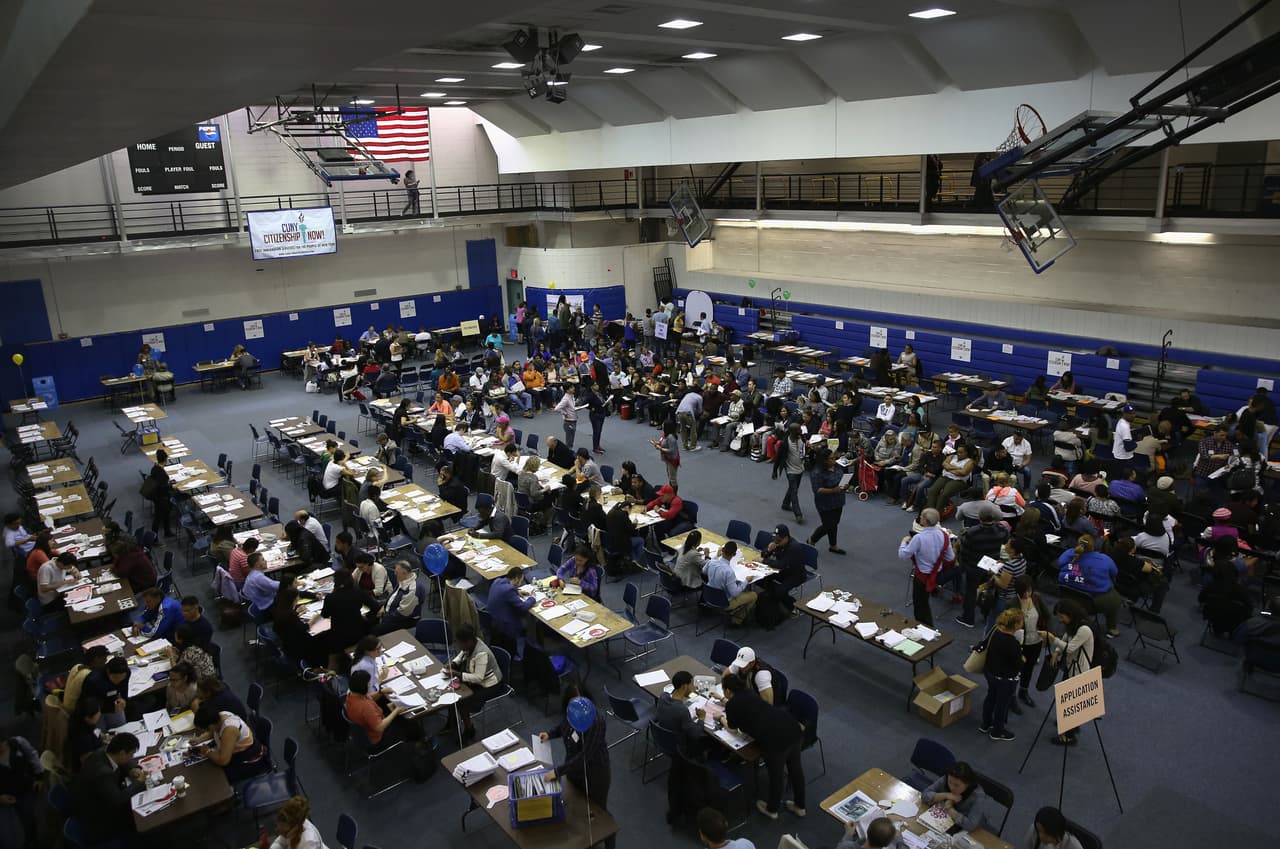 Un nutrido grupo de voluntarios se sumó al evento Citizenship Now! realizado por la Universidad de la Ciudad de Nueva York (CUNY) el 14 de mayo para ofrecer su ayuda en la orientación de inmigrantes legales interesados en solicitar la ciudadanía estadounidense.