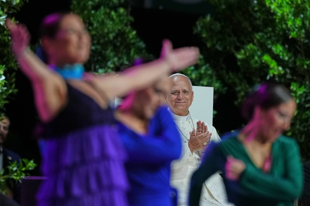 Bailarines de flamenco españoles actúan para el Papa León XIV durante el encuentro "Construyendo redes con el mundo de la cultura, el arte, la economía y el deporte" en el Movistar Arena de Madrid, España