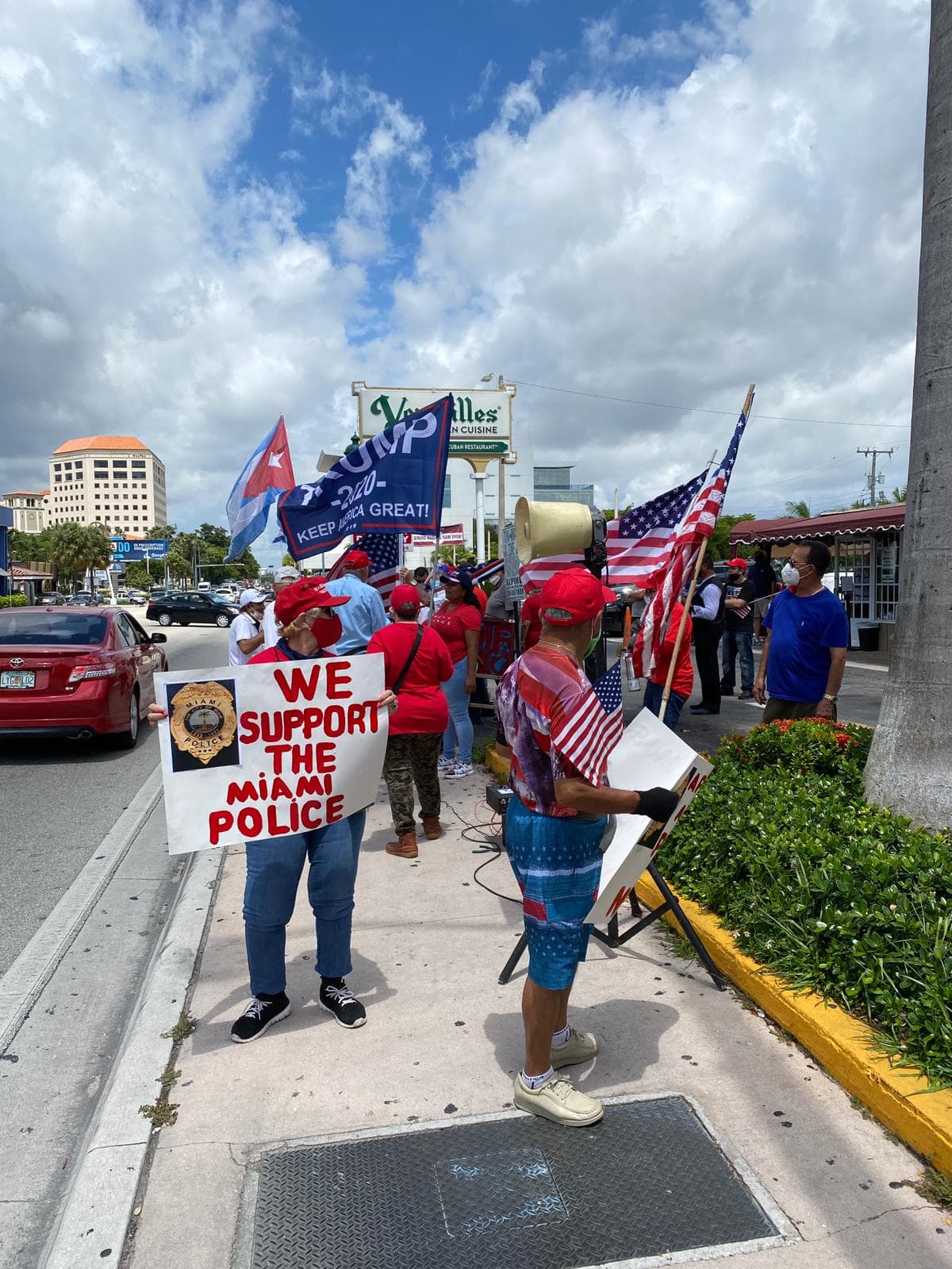 “Estamos aquí en defensa de la policía, de la Constitución de Estados Unidos y del presidente Trump”, dijo Miguel Saavedra, miembro de la Vigilia Mambisa, la organización del exilio cubano que convocó el evento.