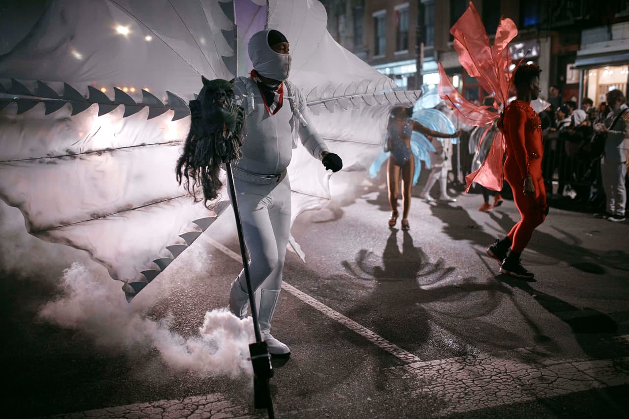 Los fantasmas, calaveras y zombies invadieron la noche de este 31 de julio la Sexta Avenida en Manhattan en la 50 edición de este desfile de Halloween.
<br>