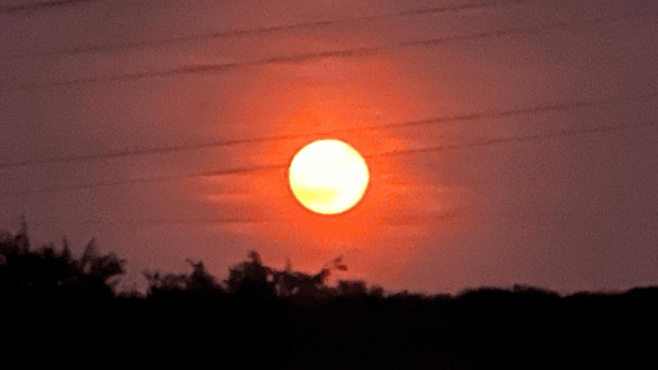 Los puntos importantes de los extremos de la luna son "apogeo", cuando la luna está muy lejos, y "perigeo", cuando se mantiene cerca de la Tierra y se ve grande y brillante. Fotografía desde San Antonio, Texas.