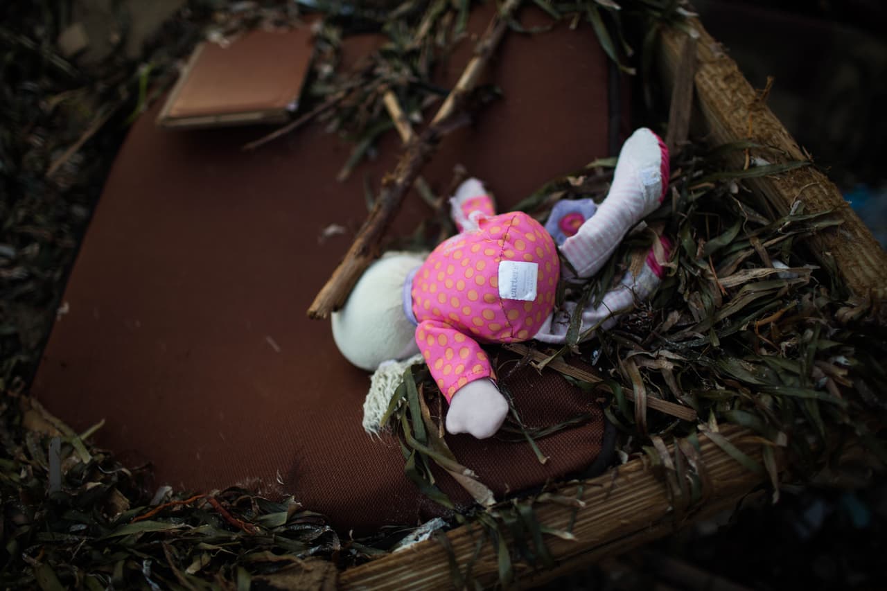 Un muñeco de peluche en una casa totalmente destruída. Almudena Toral/Univision Digital
