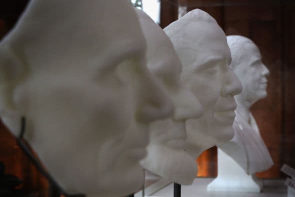 Para la elaboración del busto fue utilizado un equipo especial que emitió flashes que se encargaron de recolectar la información sobre las dimensiones de la cabeza del mandatario.