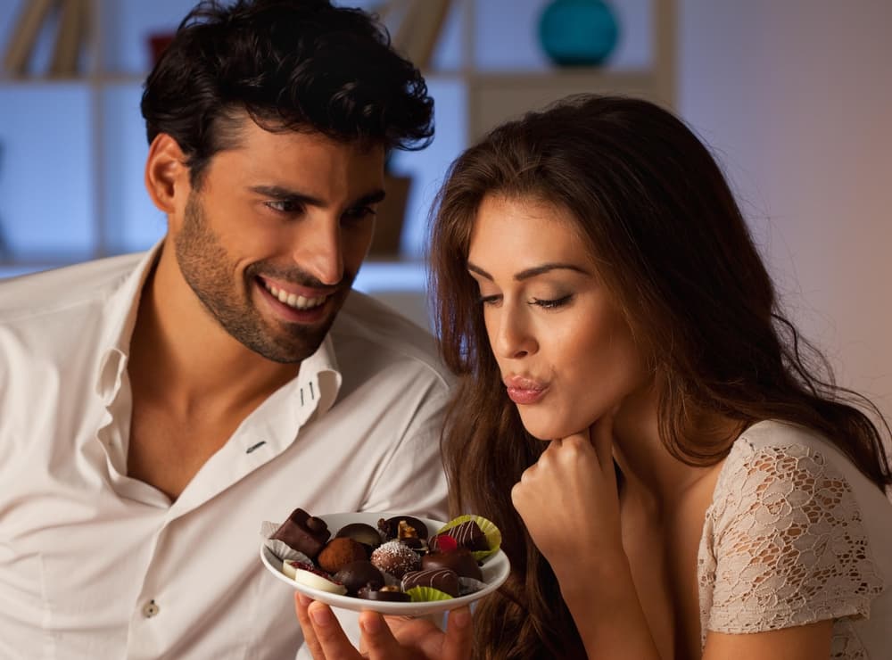 Y pon a prueba tu paladar experimentando en la cocina. Tomen turnos y cada quien haga un platillo sensual que el otro estará encantado en probar - fresas con chocolate, etc. Bien dicen por ahí que la forma más sencilla de llegar al corazón de alguien es por su estómago.
