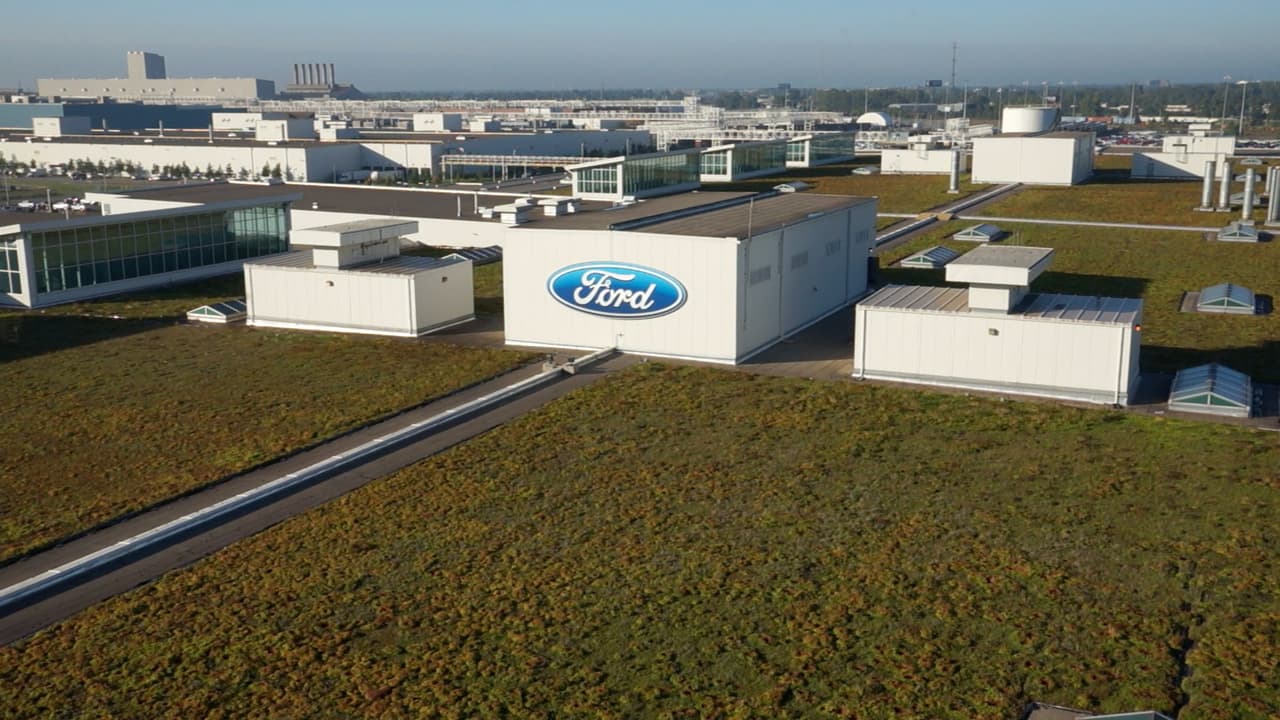 <h3 class="cms-h3-H3">Será construida en la histórica planta de ensamblaje de Ford en Dearborn, Michigan</h3>
<br>Conocida también como Rouge River, o simplemente Rouge, esté fábrica produce una camioneta Ford F-150 cada 53 segundos. Rouge fue innaugurada hace 100 años y por mucho tiempo fue el complejo industrial más grande del mundo. Hoy Rouge es una planta ecológica, que no produce desechos y que emplea 7,500 personas bajo un
<b><a href="https://www.univision.com/noticias/ford/agua-y-aire-limpios-son-algunas-de-las-emisiones-de-esta-fabrica-de-camiones" target="_blank"> techo viviente</a></b> que purifica aire y agua de manera ecológica.
<br>
<br>La Ford F-150 también es fabricada en una planta de ensamblaje en Kansas City.