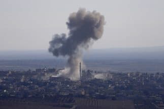 El humo se eleva desde el pueblo sirio Jubata al-Khashab después de que fue bombardeado un avión de combate sirio.