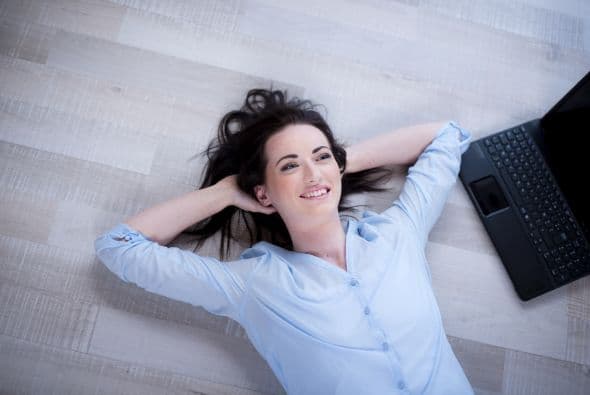 <b>5. Descansa la vista. </b>Si miras todo el tiempo la pantalla del ordenador, al final te resultará agotador, por eso es recomendable que durante tu jornada de trabajo alejes la mirada de la computadora por unos segundos para que tu vista se relaje.