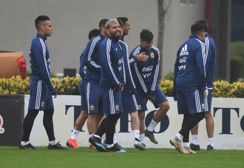 Messi, de 31 años, arribó al mediodía al moderno complejo en el suburbio de Ezeiza, al oeste de Buenos Aires. Se le esperaba más temprano, pero una intensa neblina demoró el vuelo privado que lo traía de su ciudad natal de Rosario.