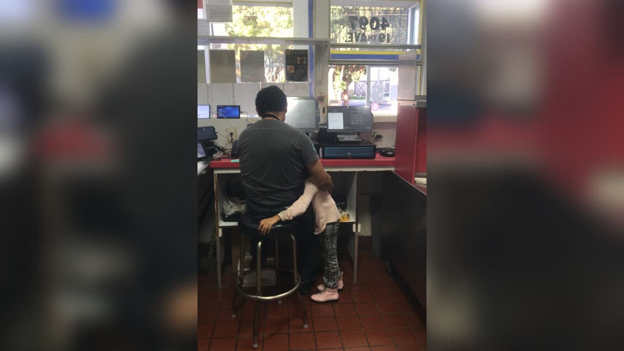 Niña hace viral la pizzería de su familia al pedir ayuda para levantar su negocio