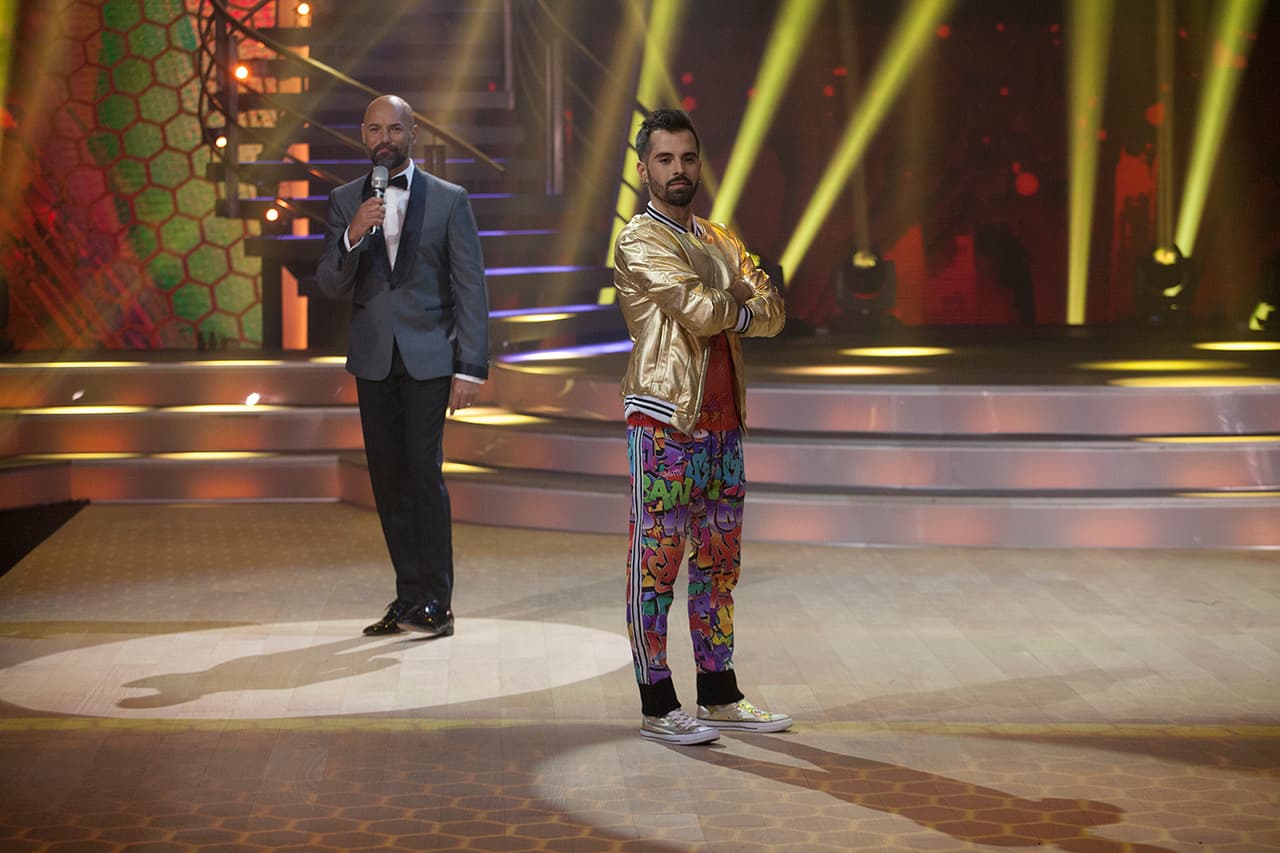 <b><a href="https://www.univision.com/shows/mira-quien-baila/mike-bahia-el-guerrero">Mike Bahía: el guerrero</a></b>, así se presentó al cantautor colombiano en la pista de Mira Quién Baila.