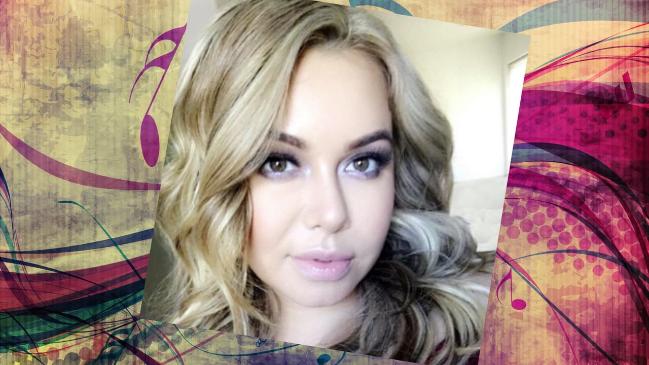 Chiquis siempre sale bien en sus selfies. ¿Y cómo no? La cantante es una mujer hermosa. Con un rostro así, todas queremos hacernos selfies. She's a curvy woman with a lot of sass. Jenni would be so proud!