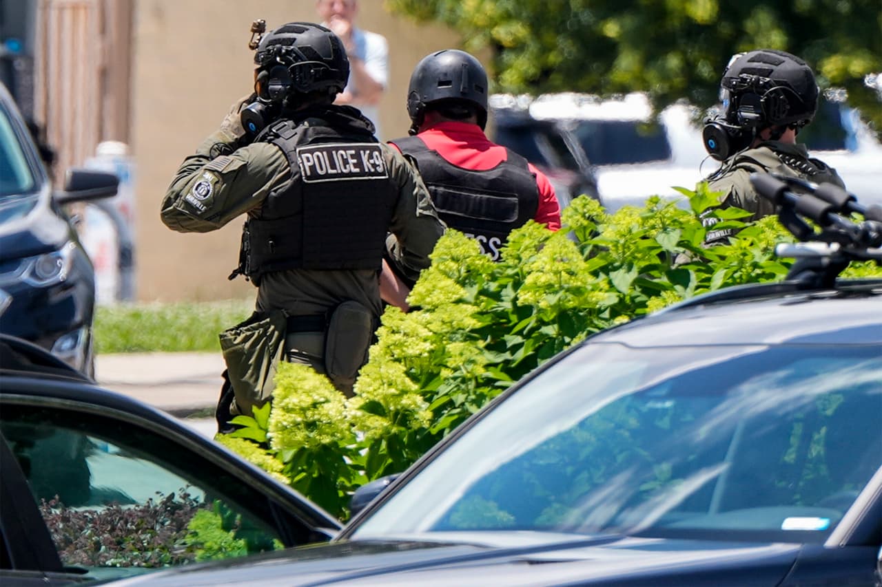 En tan solo el primer mes en detención,
<b>Guevara ha estado en cuatro cárceles y un centro de detención. </b>
<br>
<br>“Estoy siendo víctima de un tipo de persecución por haber ejercido mi trabajo periodístico al cubrir los operativos en las calles”, se lee en un mensaje enviado por Guevara desde la correccional federal en Atlanta, al presidente salvadoreño Nayib Bukele.